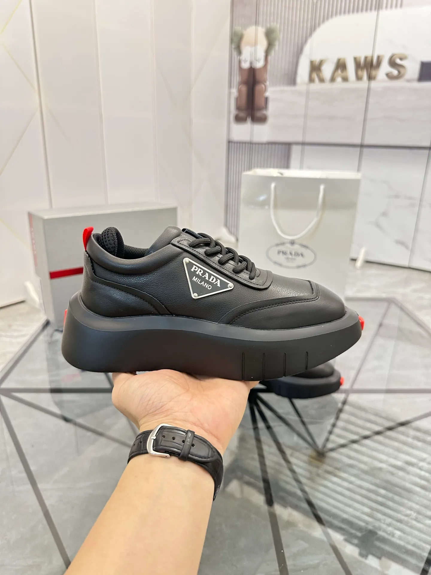 Selling men's shoes 💰: 💰P560¥ High-end top quality Product trademark: Prada * "Prada*" low-top casual shoes Regular size: 35-45 (can be customized to 46) Couple style Product material: imported first-layer cowhide leather upper, breathable lining, original outsole. No.: H201